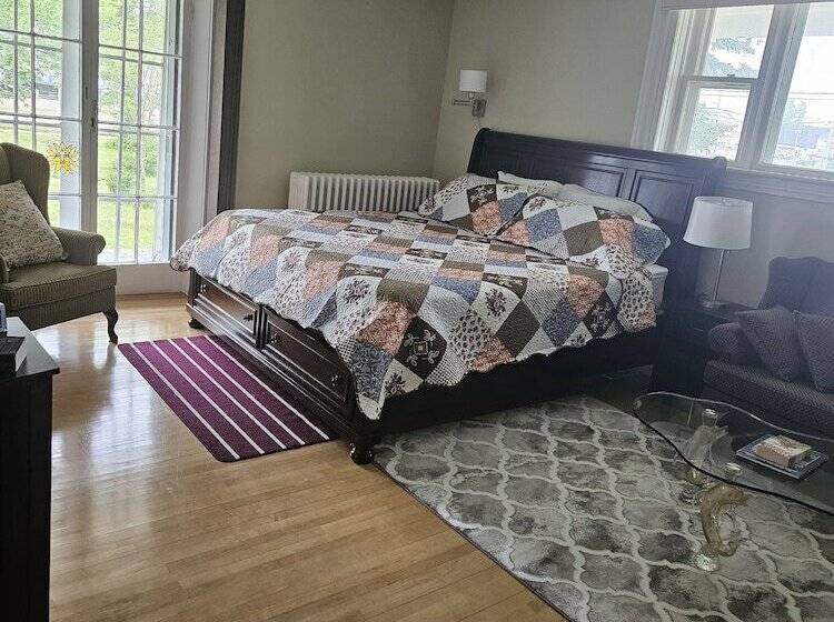 مبيت وإفطار Sunflower Guest Suites