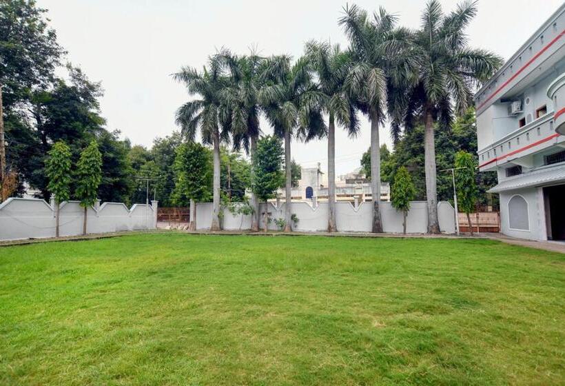 Отель Nirvana Greens