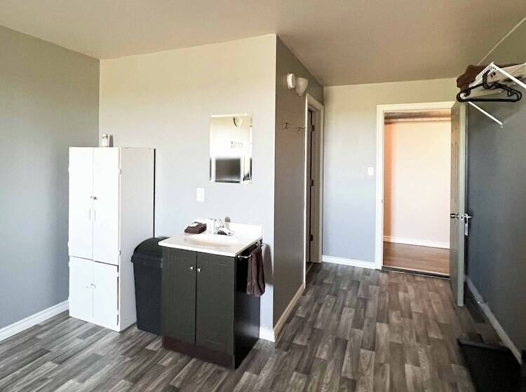 فندق The Trail Inn   Yarbo, Sk   Near Esterhazy & Mosaic K1, K2, & K3