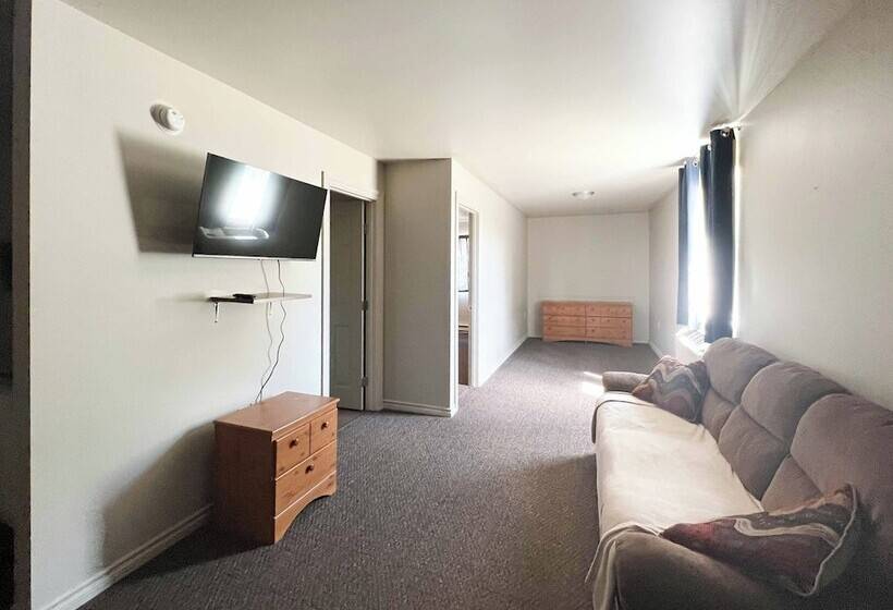 فندق The Trail Inn   Yarbo, Sk   Near Esterhazy & Mosaic K1, K2, & K3