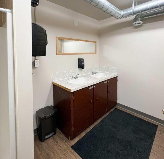 فندق The Trail Inn   Yarbo, Sk   Near Esterhazy & Mosaic K1, K2, & K3