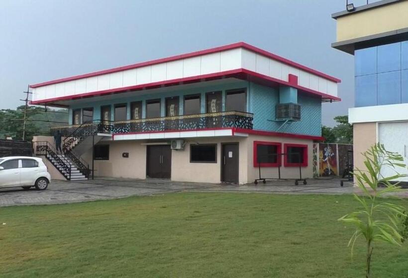 酒店 Midwaay Resort