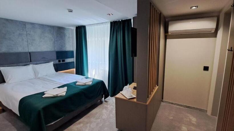 فندق Plutitor Lebăda