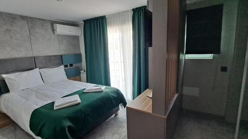 فندق Plutitor Lebăda