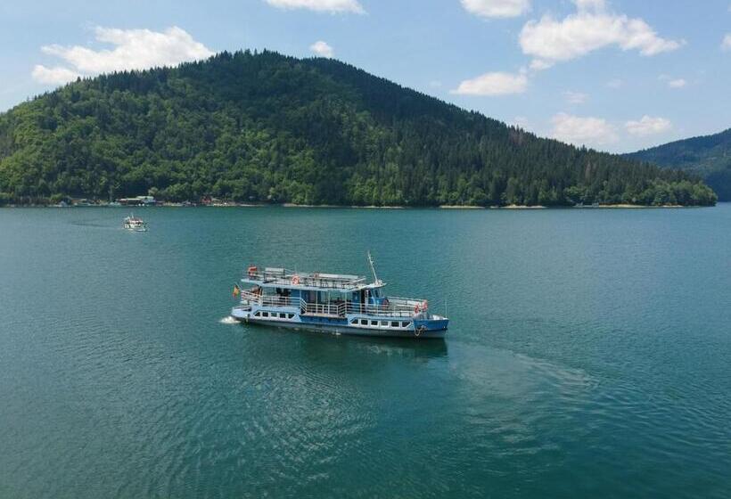 فندق Plutitor Lebăda