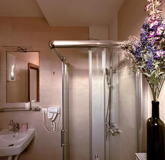 Magnus Aparthotel   Free Parking