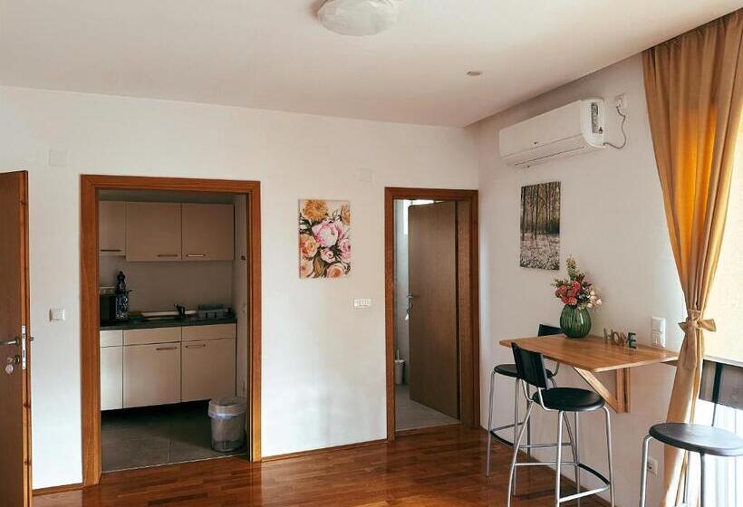 Magnus Aparthotel   Free Parking