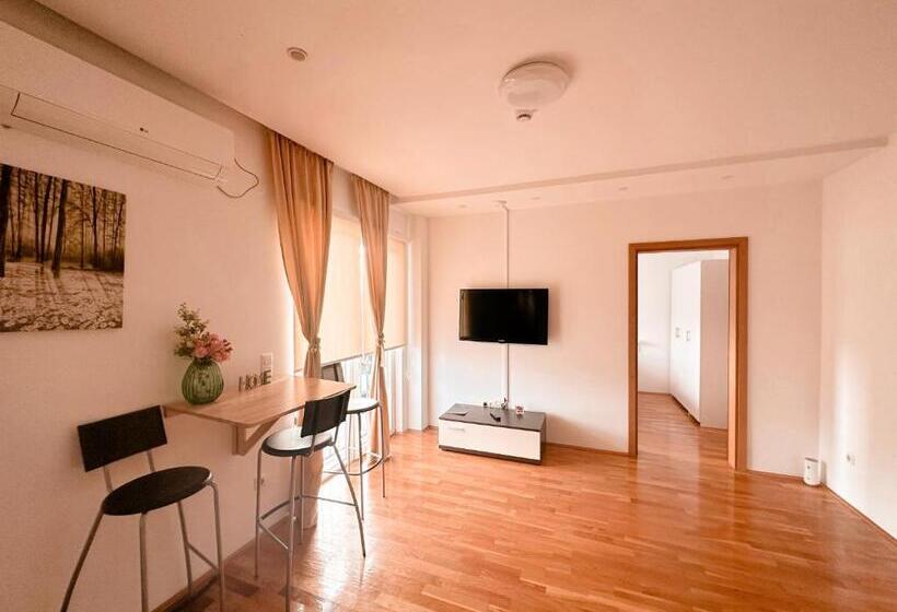 Magnus Aparthotel   Free Parking