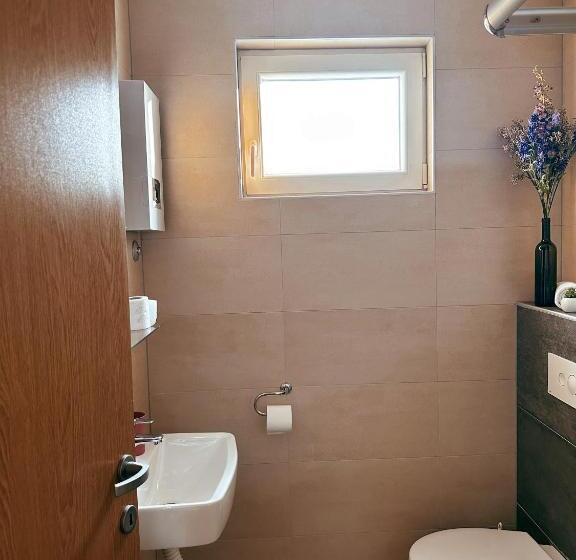 Magnus Aparthotel   Free Parking