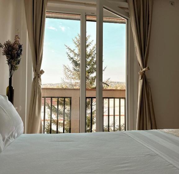 Magnus Aparthotel   Free Parking