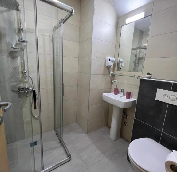 Magnus Aparthotel   Free Parking