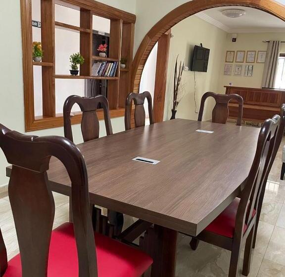 Hotel Ben And Moons Lodge And Event Center