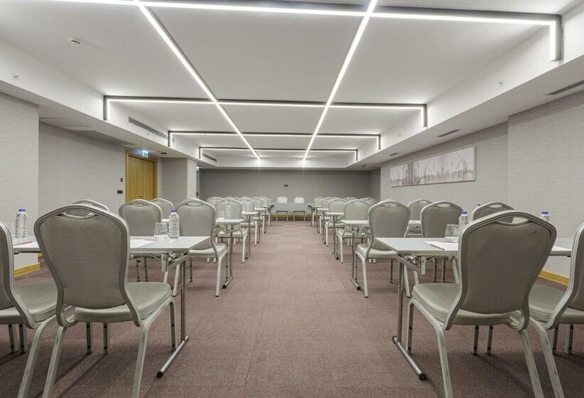 בית מלון כפרי Ramada Encore By Wyndham Istanbul Sisli