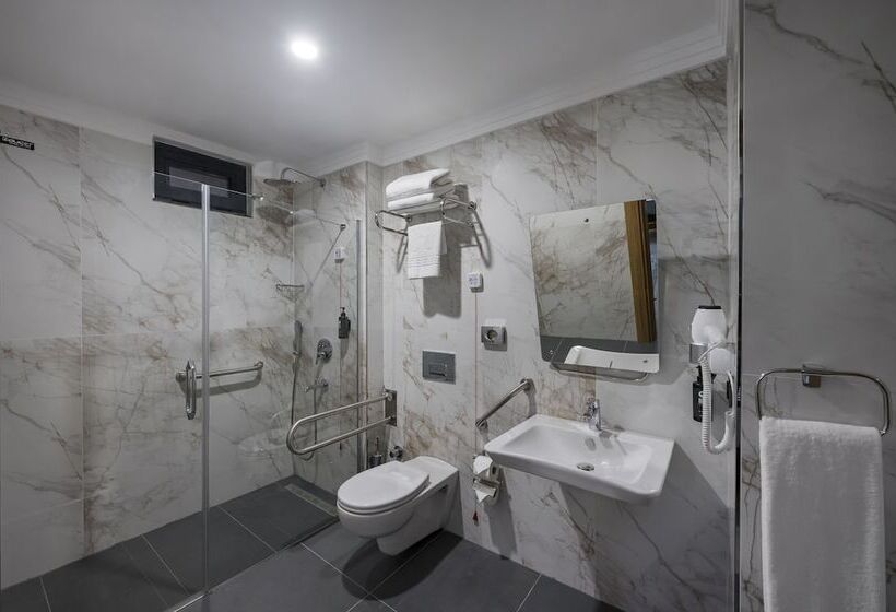 فندق Ramada Encore By Wyndham Istanbul Sisli