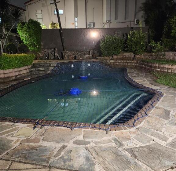 פנסיון Charles Court Guest House