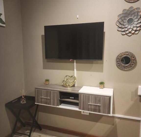 פנסיון Charles Court Guest House