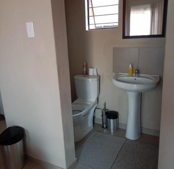 פנסיון Rasesa Guest House