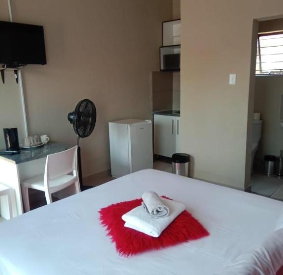 פנסיון Rasesa Guest House