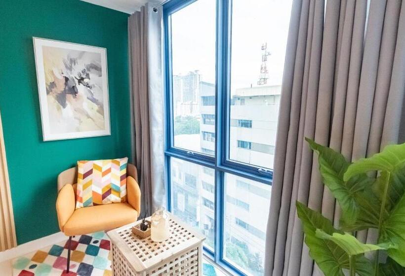 Vibrant Cozy Studio Unit In It Park