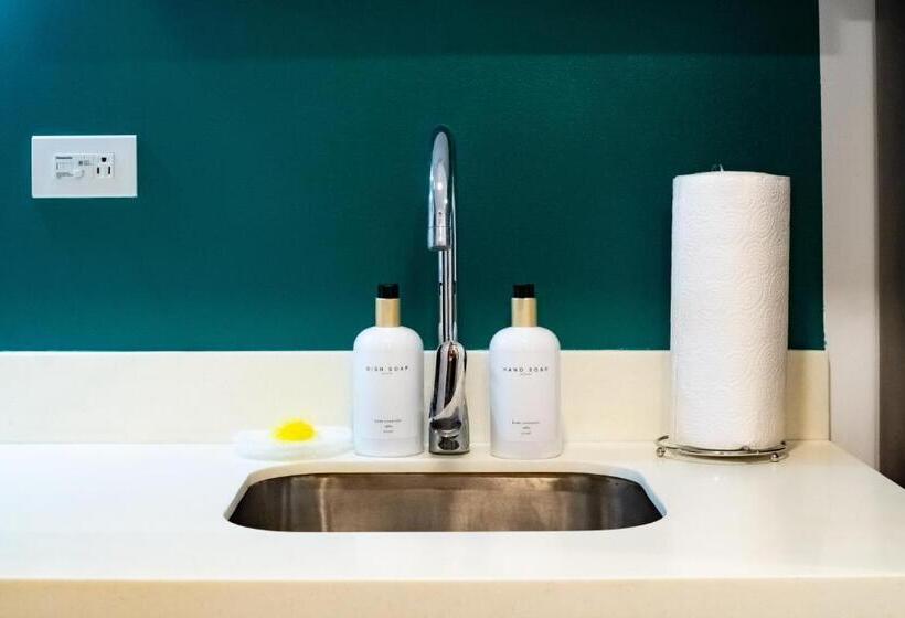 Vibrant Cozy Studio Unit In It Park