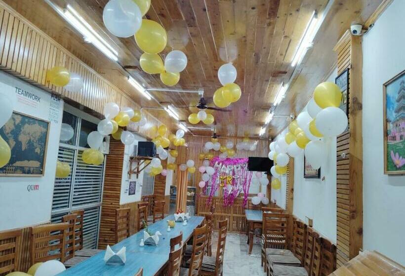 Отель Cm Palace Pure Vegetarian