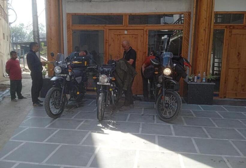 Отель Cm Palace Pure Vegetarian