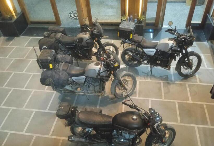 Отель Cm Palace Pure Vegetarian