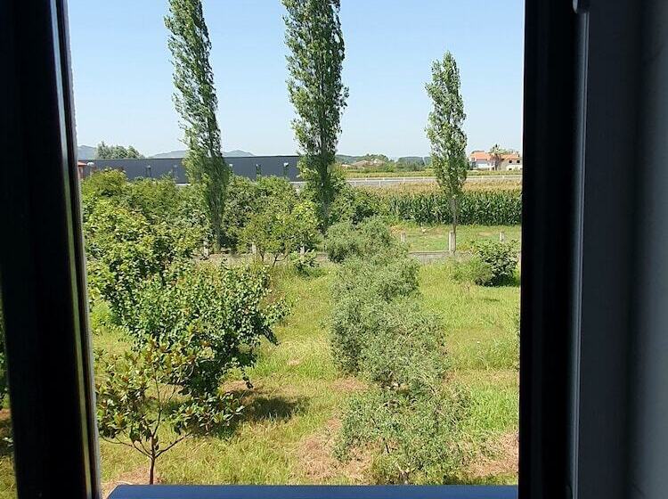 酒店 Nerium Garden Inn Tirana Airport