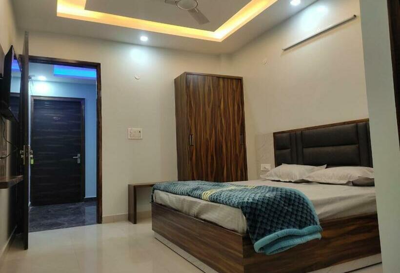 The Hotel Super 7