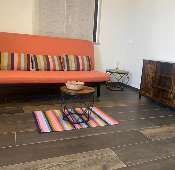 تختخواب و صبحانه Rudini Charming