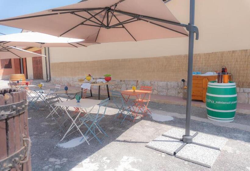 تختخواب و صبحانه Rudini Charming