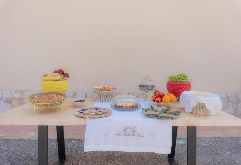 تختخواب و صبحانه Rudini Charming