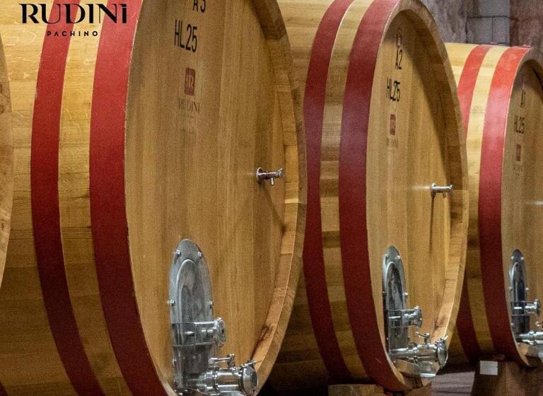 تختخواب و صبحانه Rudini Charming