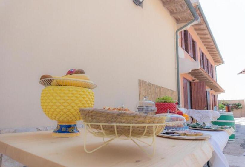 تختخواب و صبحانه Rudini Charming