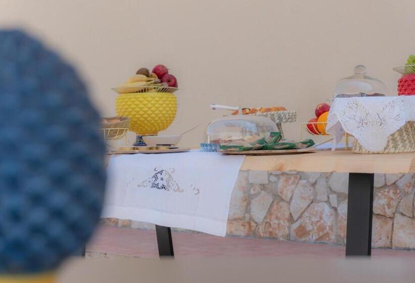 تختخواب و صبحانه Rudini Charming