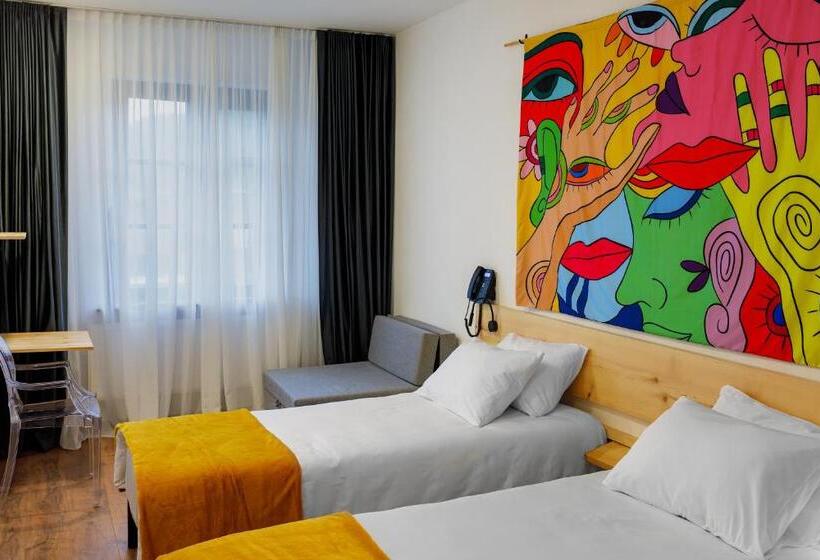 هتل Hydeout Bakuriani