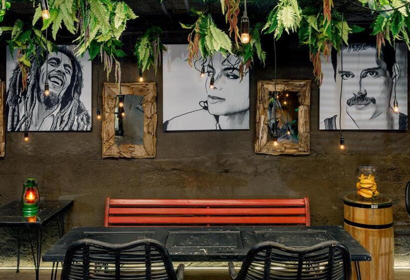 هتل Hydeout Bakuriani