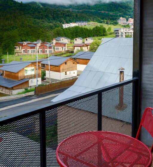 هتل Hydeout Bakuriani