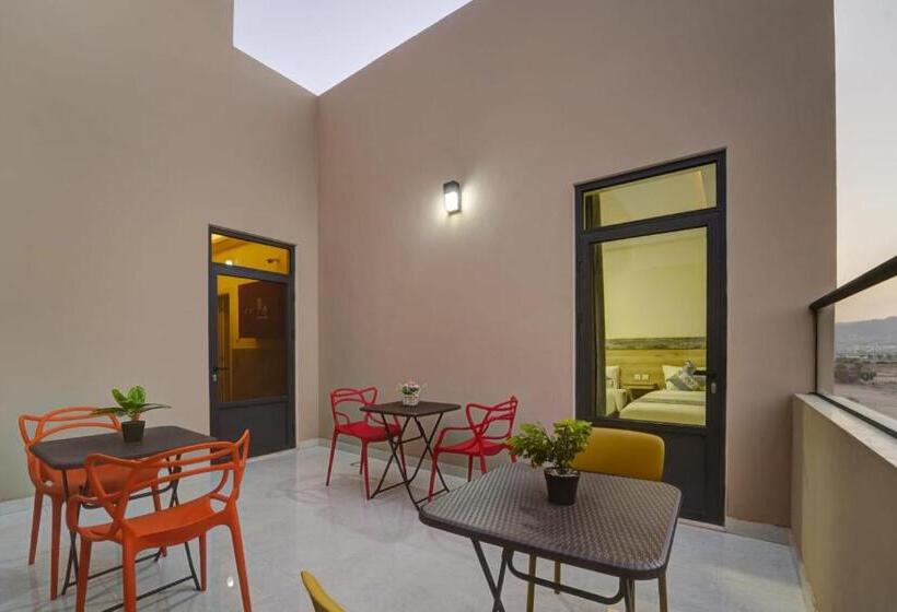 هتل Three Palms Suites