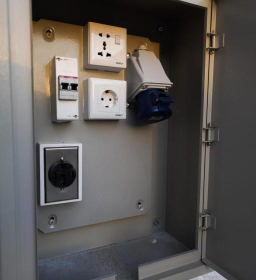 هتل Three Palms Suites