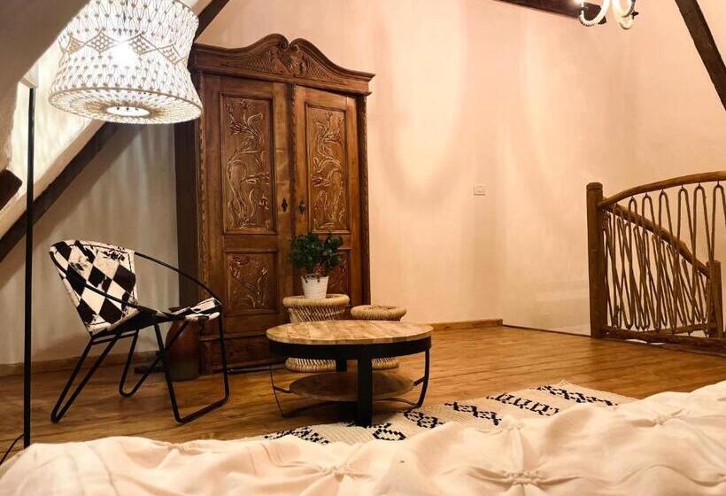 ベッドアンドブレックファースト Inside, The Village  Wooden Hideaway