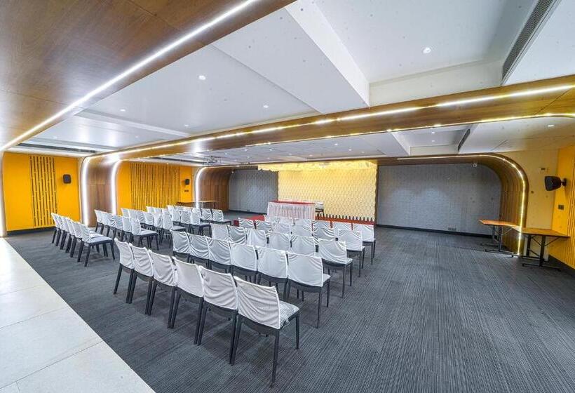 בית מלון כפרי Devgiri Inn And Restaurant