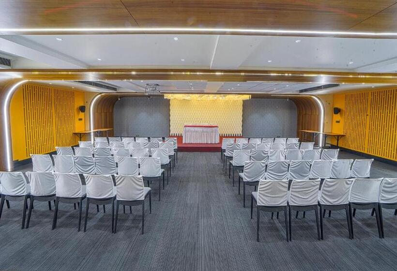 בית מלון כפרי Devgiri Inn And Restaurant