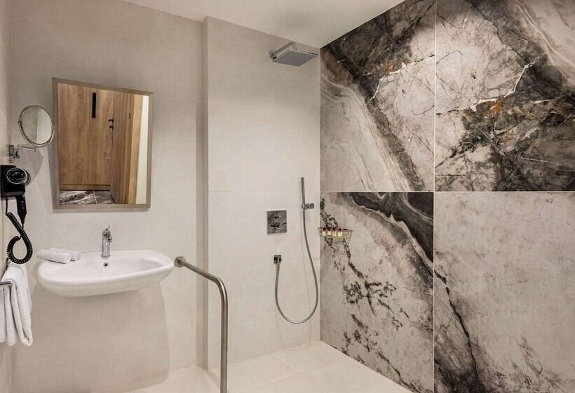 هتل Ramada Plaza By Wyndham Batman