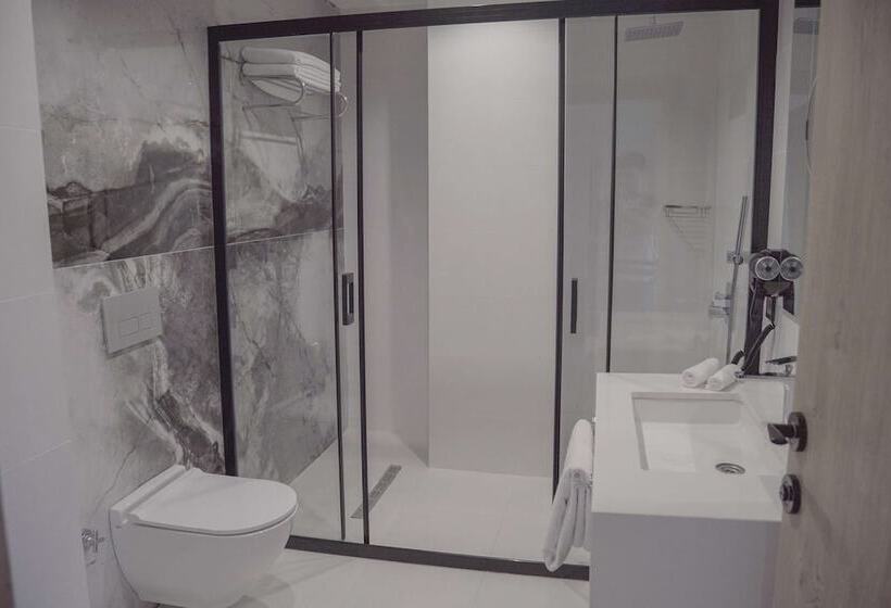 هتل Ramada Plaza By Wyndham Batman