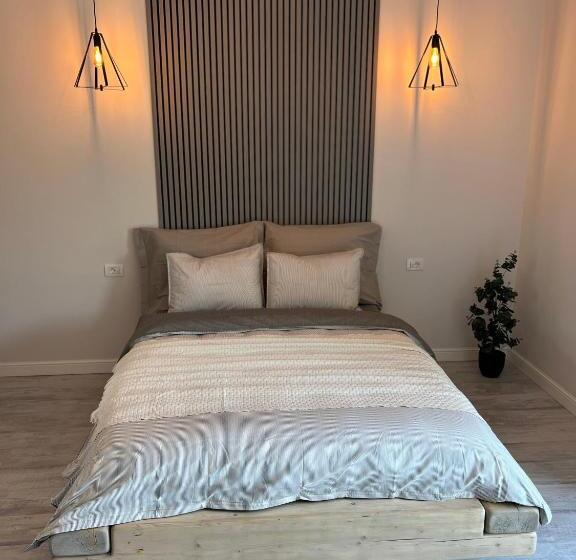 Отель Tinutul Luanei Village