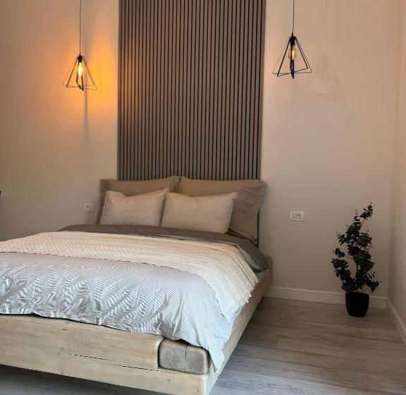 Отель Tinutul Luanei Village