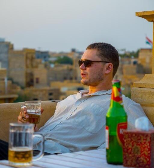 Open Road Hostel And Cafe