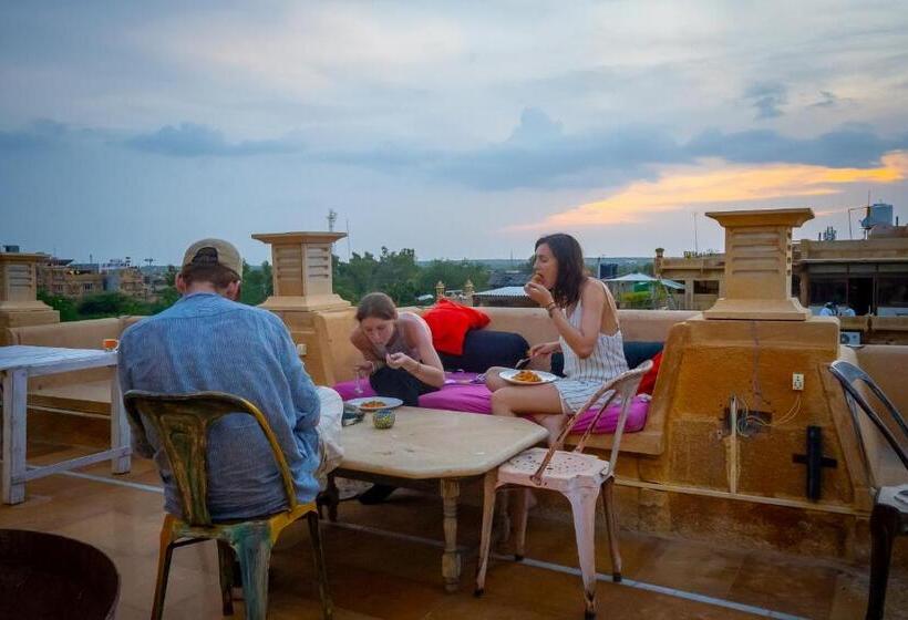 Open Road Hostel And Cafe