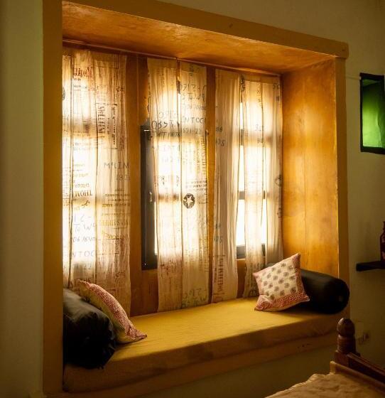 Open Road Hostel And Cafe